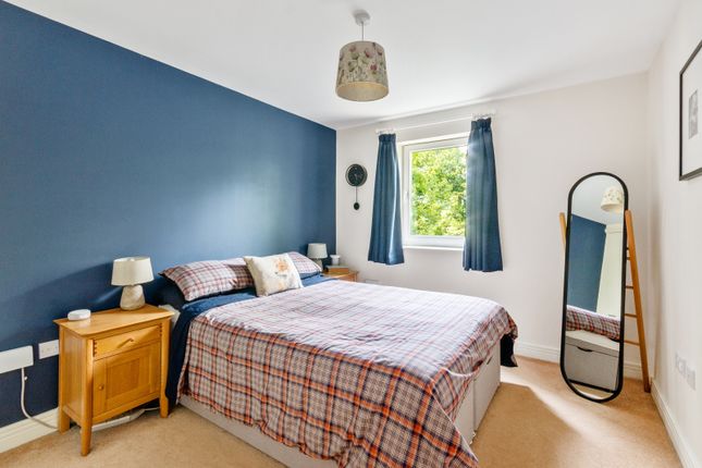 31, Greenview Drive, Raynes Park photo 4