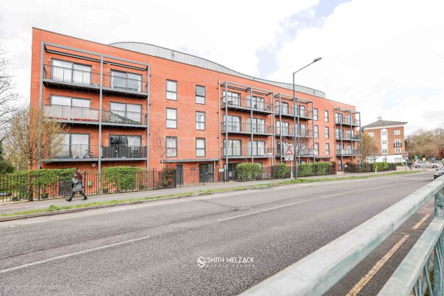 Flat for sale in Forty Avenue, Wembley