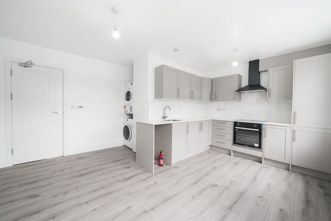 Thumbnail Triplex to rent in Balham High Road, London