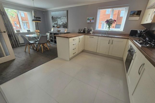 5, Weaving Lane, Darlington photo 3