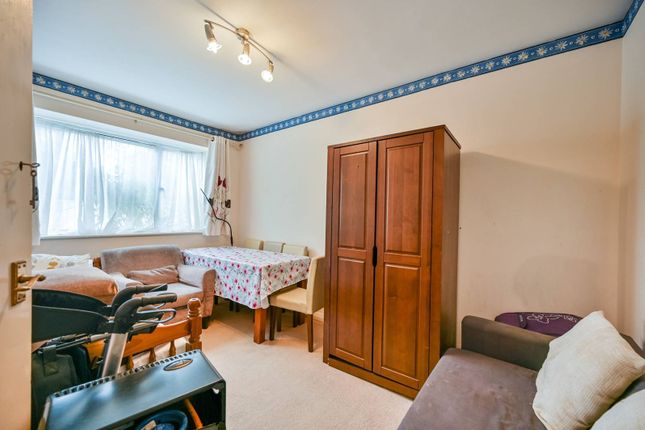 Flat for sale in Linden Grove, New Malden