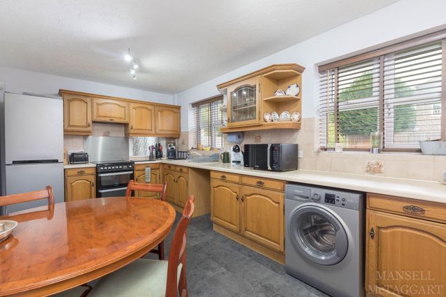 33 Alberta Drive, Horley photo 2