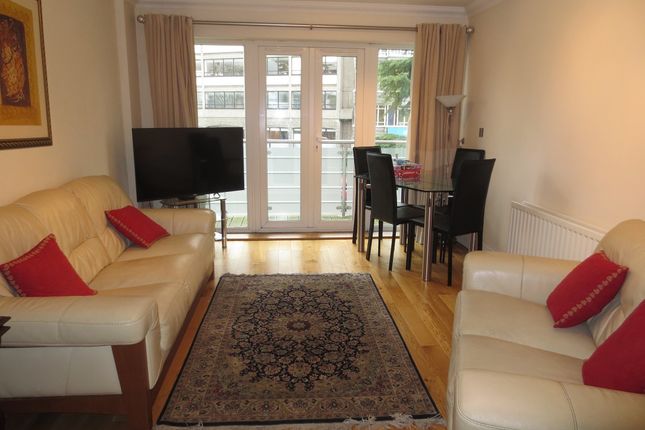 Flat to rent in Station Road, New Barnet