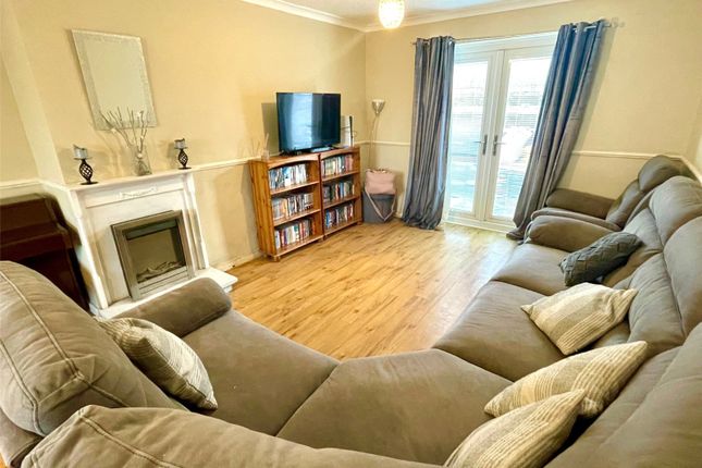 5, Peel Crescent, Lancashire photo 2