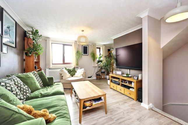 80 Garratts Way, High Wycombe photo 2