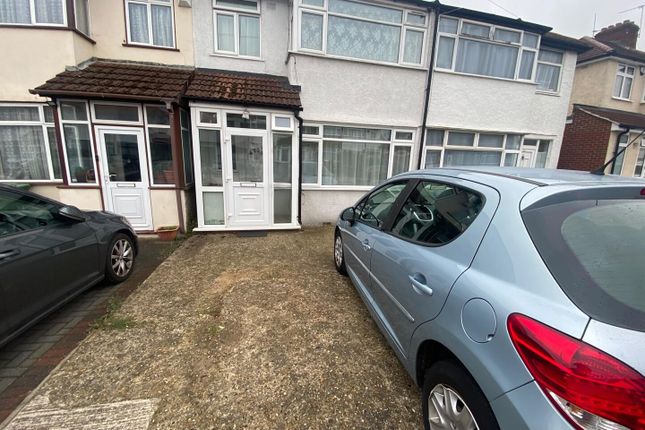 3-bed house on Reynolds Drive, Edgware, £2,500/mo