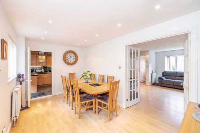 5, Five Fields Close, Watford photo 4