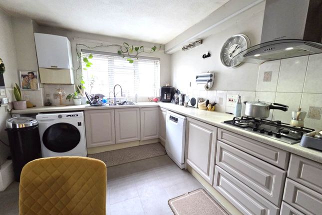 3, Renfrew Close, London photo 3