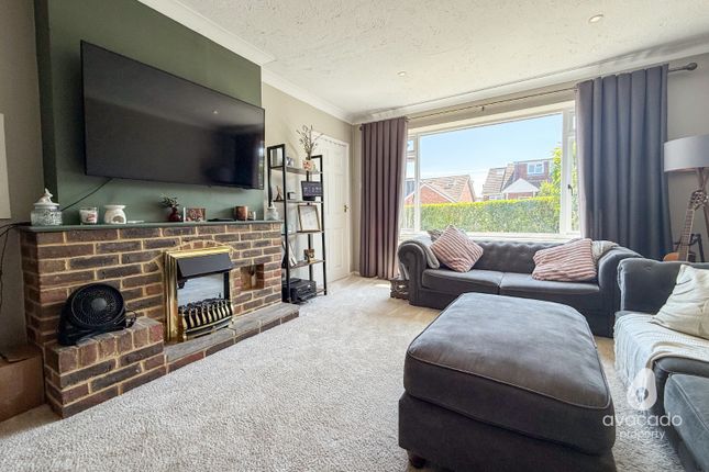 14 Melrose Gardens, Arborfield Cross, Berkshire photo 4