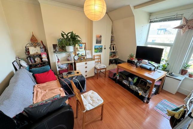 Flat to rent in High Road, East Finchley