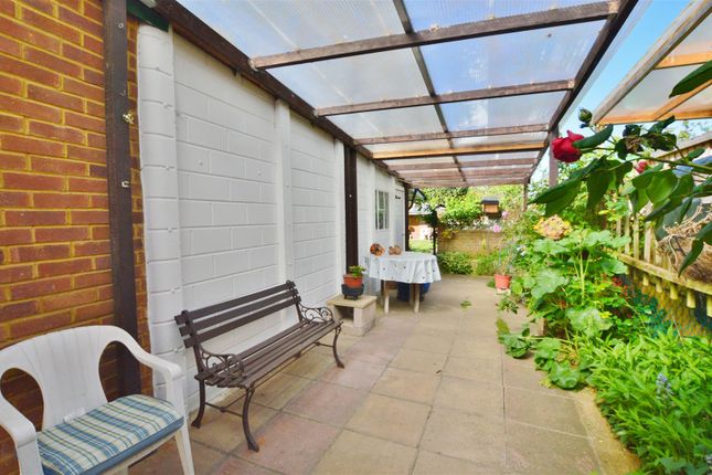 184, Stoke Poges Lane, Slough photo 4