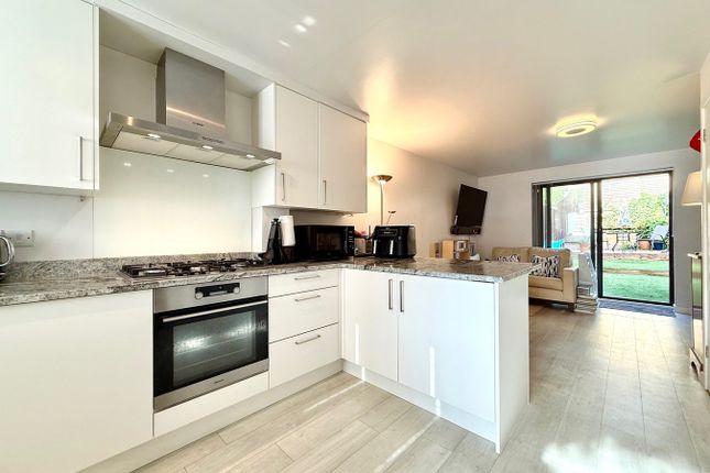 22, Doulton Gardens, Whitecliff photo 2