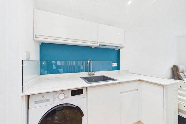 19, Row Hill, Surrey photo 2