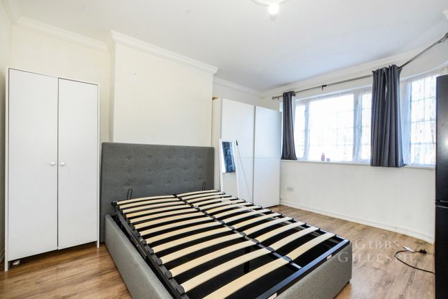 79, The Heights, Northolt photo 4