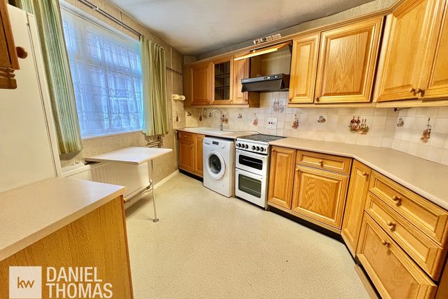 14, Margaret Close, Waltham Abbey photo 3