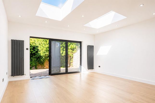 21, Chase Side Avenue, London photo 2