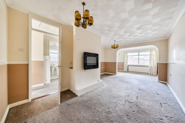 1, Passmore Close, Swindon photo 3