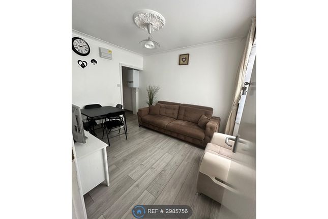2-bed house on Holly Road, Enfield, £2,500/mo