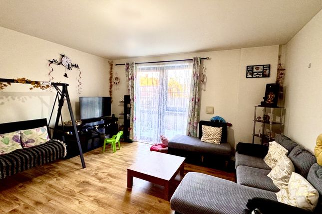 3, Daubenton House, Southall photo 2