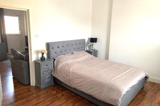 Thumbnail Flat to rent in Munster Road, Fulham, London