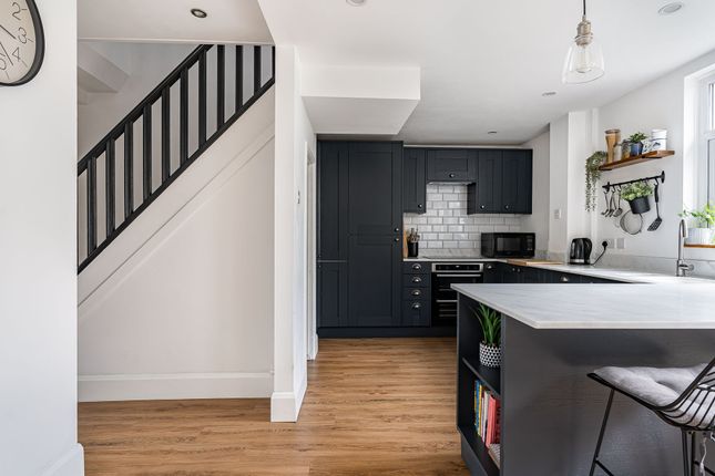 32 Stratton Road, Swindon photo 4