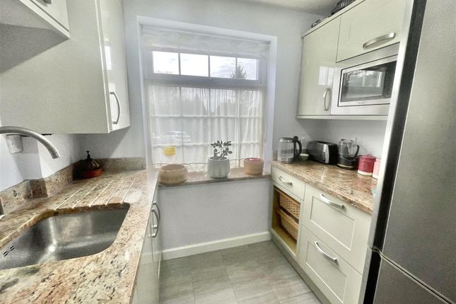 20, Sandringham Road, Potters Bar photo 3