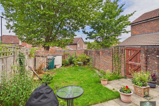 4, Fulmar Close, Crawley photo 4