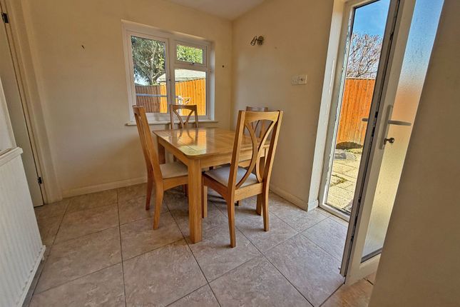 32 Forge Close, Holmer Green, Buckinghamshire photo 3