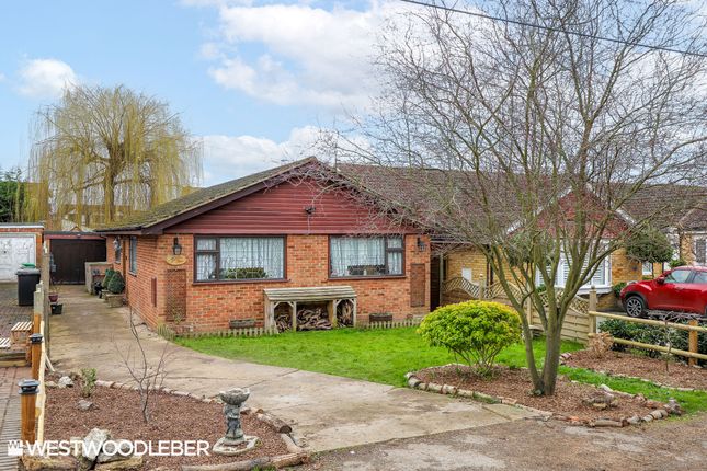 Thumbnail Detached bungalow to rent in Avenue Road, Hoddesdon