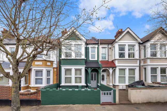 Flat for sale in Abbotts Park Road, London