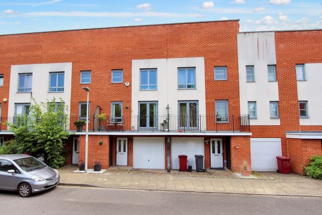 Thumbnail Terraced house for sale in Battle Square, Reading