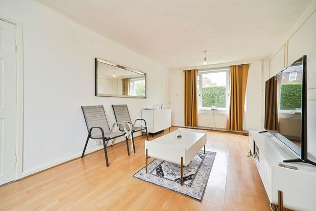 26, Alderton Rise, Leeds photo 2