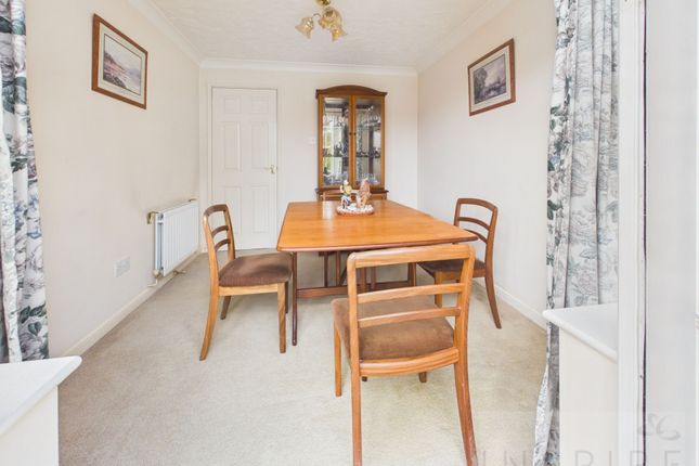 4 Shaftesbury Road, Crawley photo 3