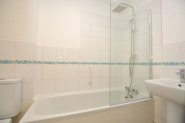 14, Frogmore Close, Slough photo 5
