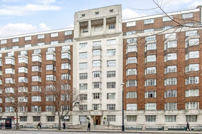 Studio flat on Woburn Place, London, £1,950/mo