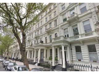 2 bed flat to rent in Queens Gate, South Kensington, London