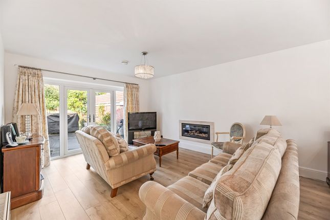 8 Cambridge Gardens, Frodsham photo 2