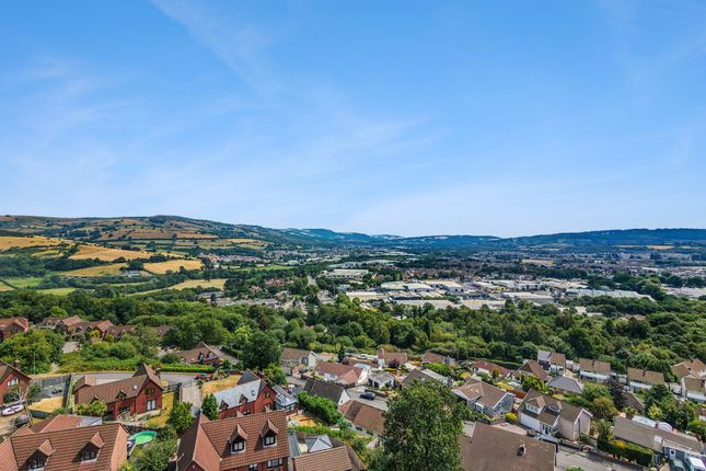 14 Cae Marchog, Caerphilly photo 4