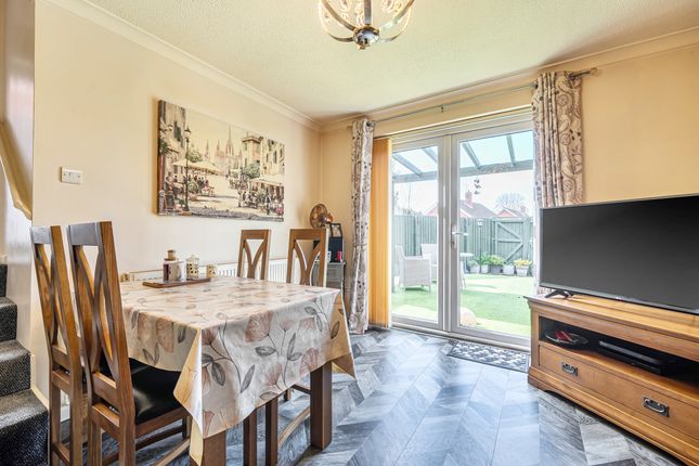 3 Grange Court, Grange Gardens, Taunton photo 4