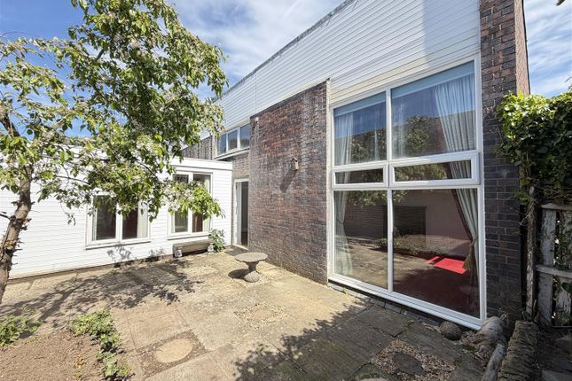 78, Fields Court, Warwick photo 2