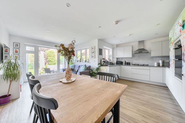 1 Heron Close, Chichester photo 2