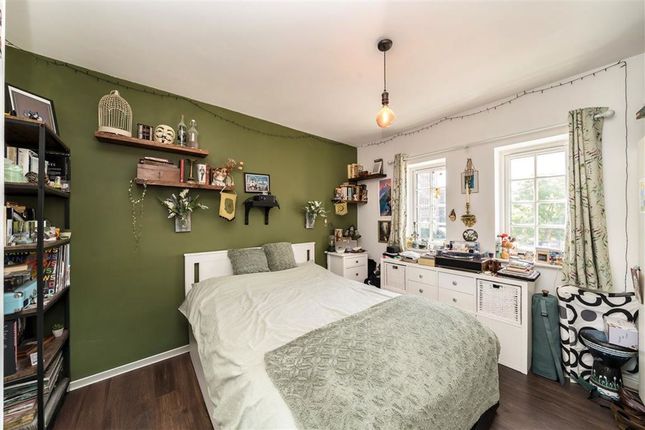 4, Gilbert Close, London photo 4