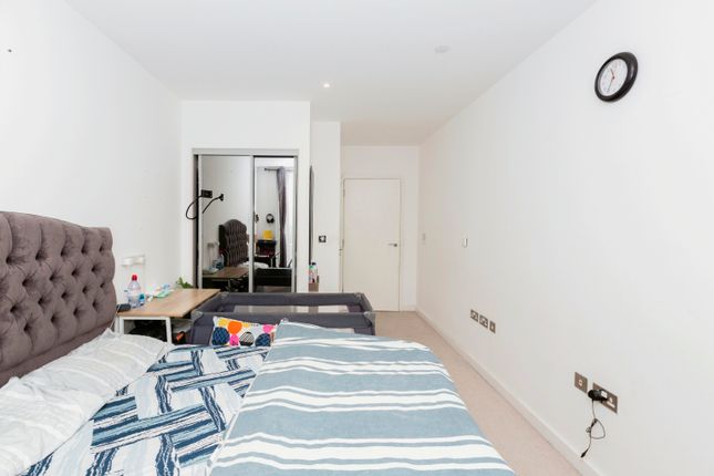 Flat for sale in Ilford Hill, Ilford
