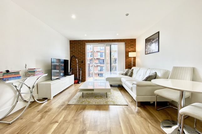 Flat for sale in Warehouse Court, Woolwich, London