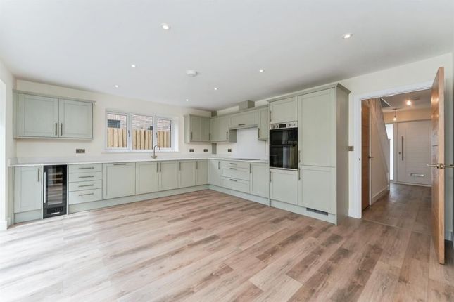 1 Olive Close, March photo 4