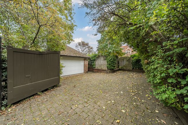 Eleanor Crescent, Eleanor Crescent, Mill Hill Village photo 3