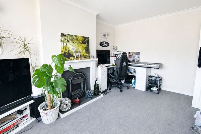 4, Clifton Close, Cheshunt photo 3