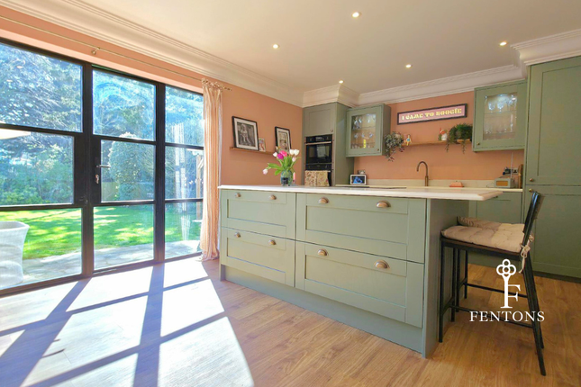 3, Holmbrook Way, Frinton-on-Sea photo 2