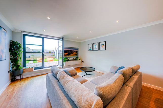 Flat 1, 600, Commercial Road, London photo 4