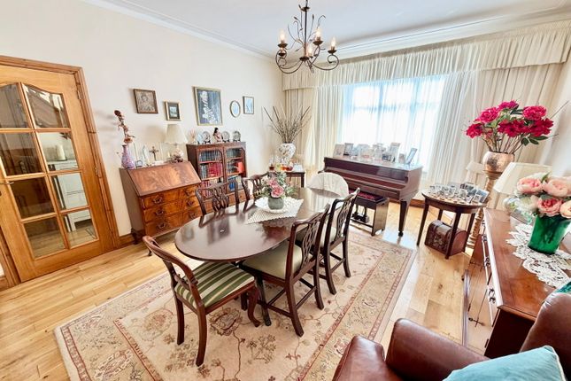 28, Beverley Drive, Edgware photo 3